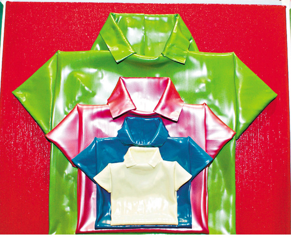 ●四件衣服疊在一起，或是代表不同的人生階段，或是一個家庭。