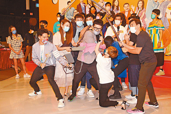 ● 《愛．回家之開心速遞》將會衝破1,400集，一眾藝人玩遊戲亦格外投入。