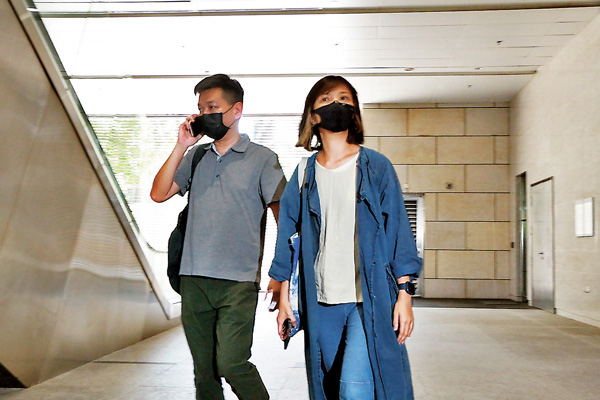 ●同案被捕的《蘋果》副社長陳沛敏（右）保釋後到庭旁聽。 香港文匯報記者  攝