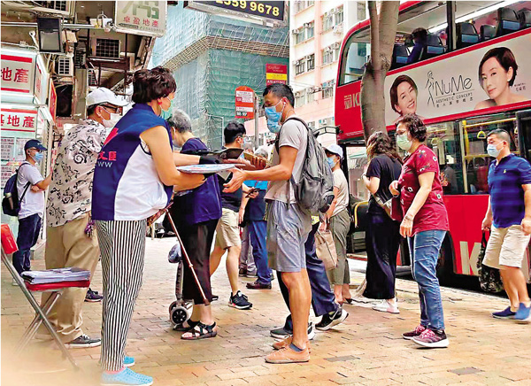 ●《罪‧無可恕—毒蘋果漢奸黎劣行錄》特刊昨日隨香港《文匯報》、《大公報》派發。 大公文匯全媒體記者  攝