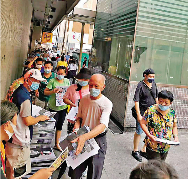 ●聞訊趕來取報的人絡繹不絕，首批8萬份特刊在半小時內迅速派完。 大公文匯全媒體記者  攝