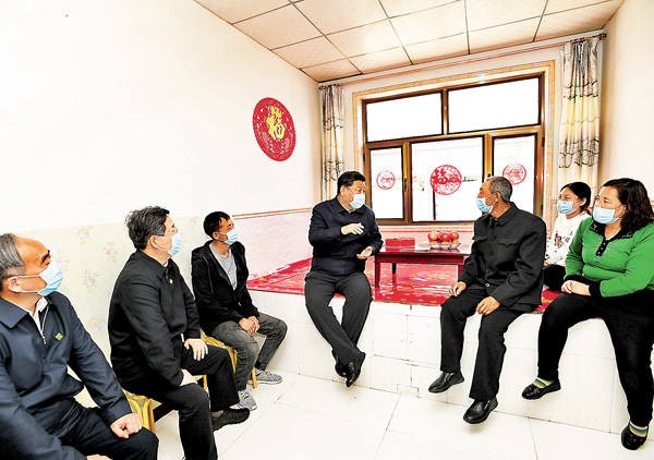 ● 2020年5月11日，習近平在山西省大同市雲州區西坪鎮坊城新村，同搬遷戶白高山一家人坐在炕沿上拉家常。 資料圖片