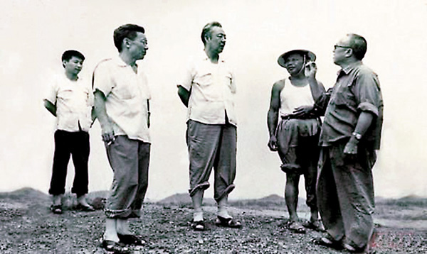 ● 1978年8月，習仲勳（左三）在廣東惠陽農村調研。習近平（左一）利用暑假時間參加社會實踐活動，隨同父親一起下鄉。 網上圖片