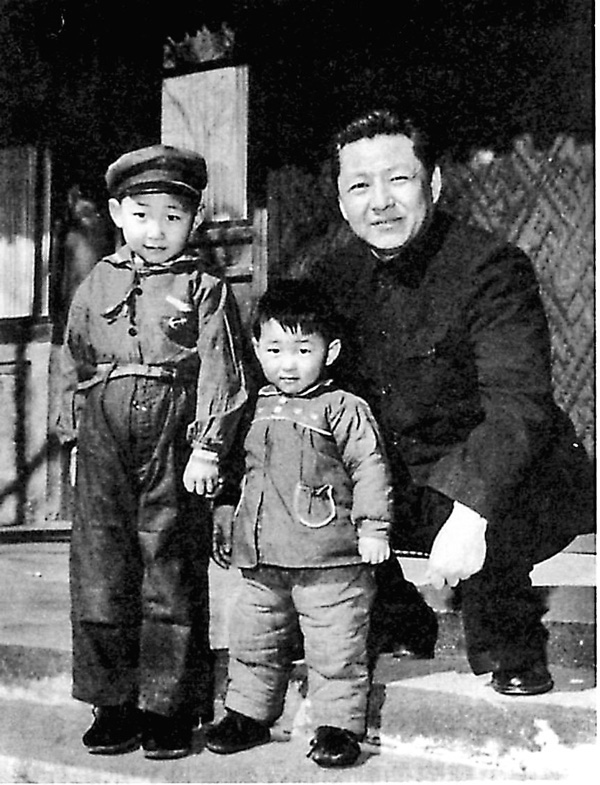 ● 1958年，習仲勳與兒子習近平、習遠平在一起。 資料圖片