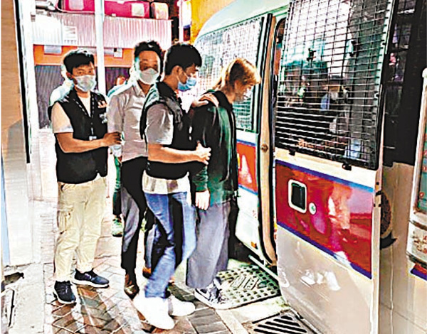 ●阮民安(右一)涉「在沒有領有酒牌的場所飲酒」被捕，同時被票控違反「限聚令」。