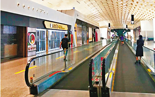 ●所有進入深圳機場航站樓及地面交通中心的人員均加強管控。圖為機場商舖已關門。 受訪者供圖