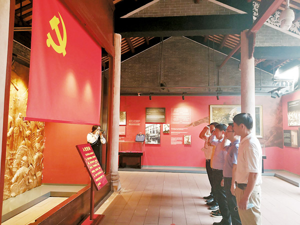 ●展館內參觀者們重溫入黨誓詞