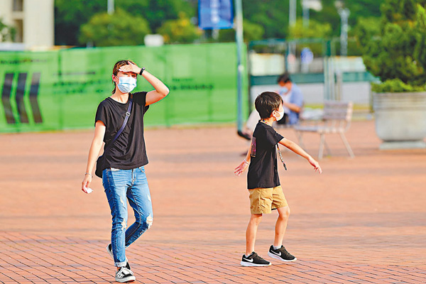 ●如今全民積極抗疫的大環境下，戴口罩已經成為日常生活的必須防護措施，但與此同時市民在炎熱的戶外會更加容易覺得悶熱、缺氧，並且降低飲水次數，這也將有機會增加中暑的風險。