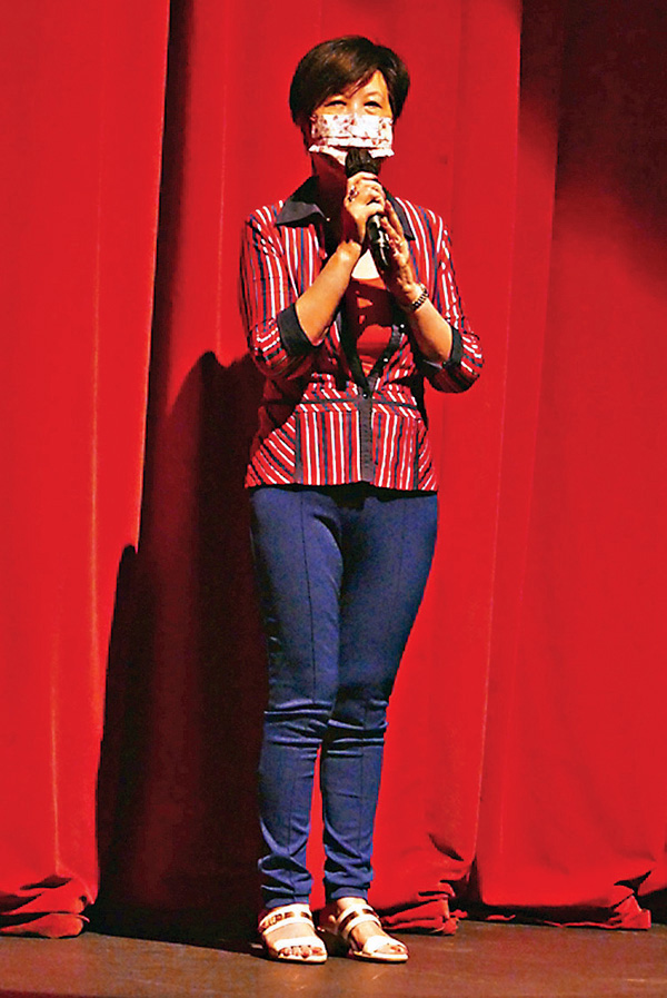 ●杜韋秀明在元朗劇院台上發言，公布資助免費巴士事宜。