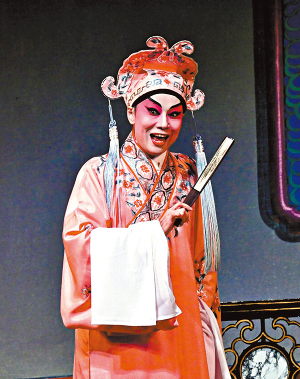 ●關凱珊是青苗首屆成員，她有自組劇團「飛粵夢功場」。