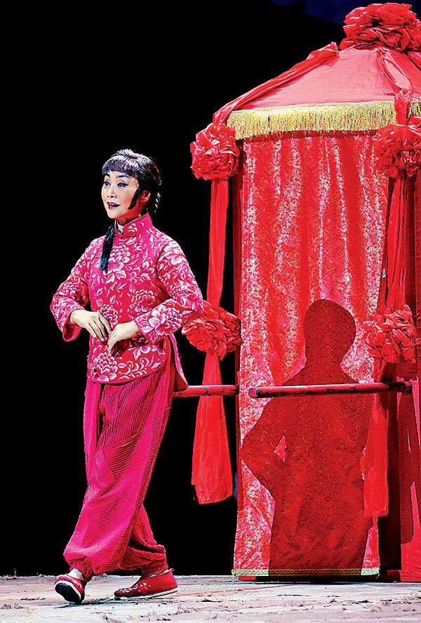 ●飾演李香香的柳萍為觀眾表演秦腔現代戲《王貴與李香香》。