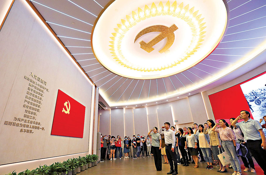 ●黨員在中共一大紀念館裏重溫入黨誓詞。新華社