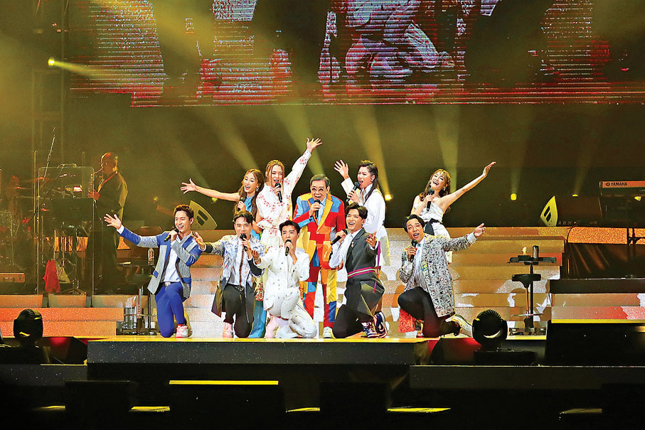 ● 胡楓與《愛．回家》一眾演員賣力演出。