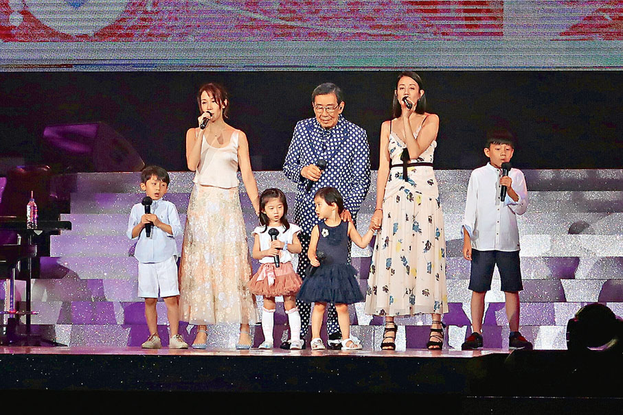 ● 修哥與孫女及曾孫一起合唱。