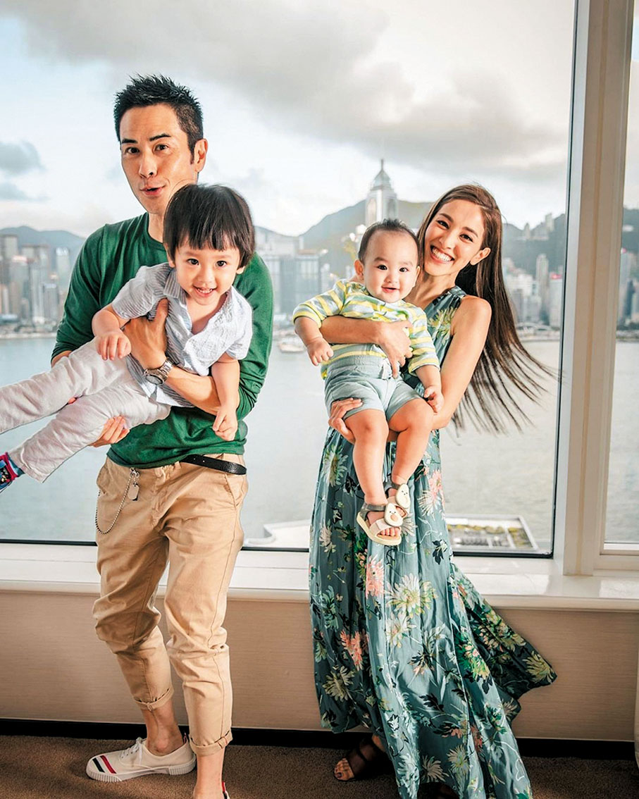 ●鄭嘉穎一家四口在酒店慶祝。