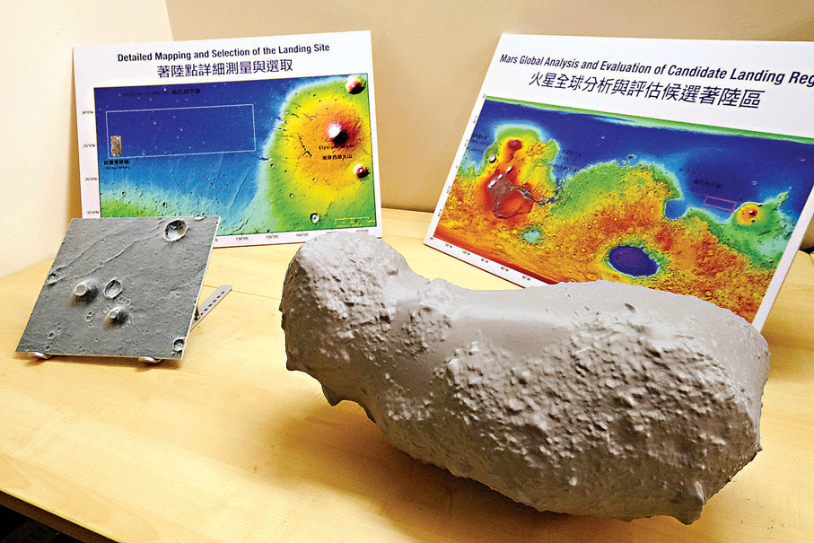 ●圖中右下是「2016ho3」小行星的1比2,000模型。 香港文匯報記者  攝