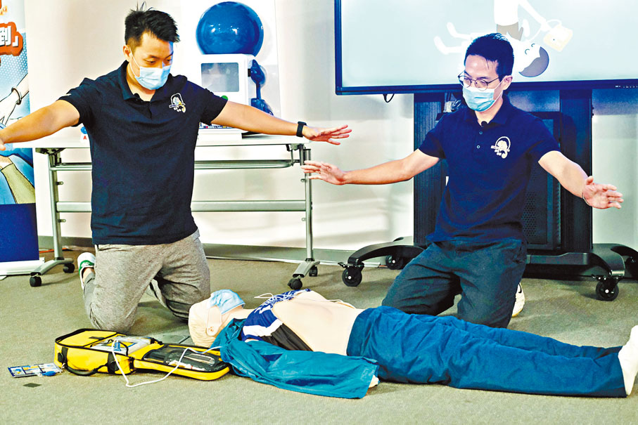 ● 現場人員示範如何使用AED機。香港文匯報記者  攝