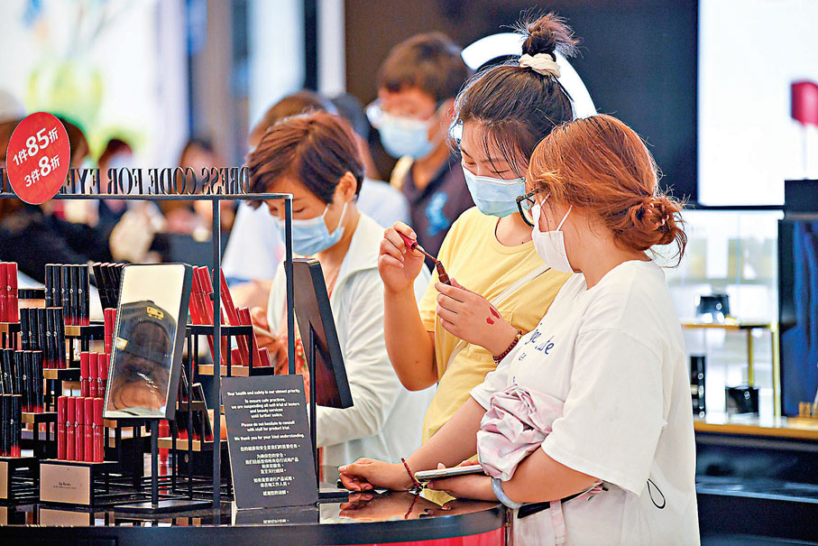 ●海南省人民政府省長馮飛表示，要建立完善瓊粵桂反走私聯防聯控機制。圖為消費者在海口免稅店購物。資料圖片