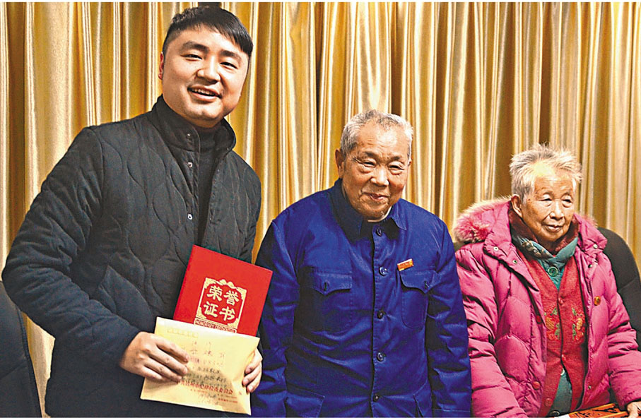 ●周永開夫婦為後輩頒「家魂獎」。