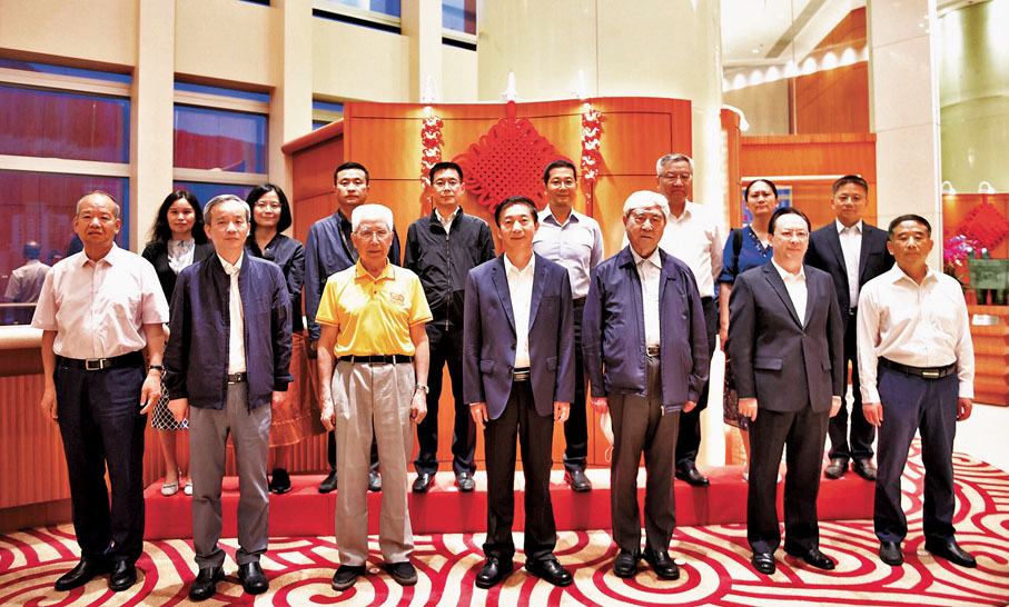 ●駱惠寧（前排左四）會見航天科學家訪港團，與龍樂豪（前排左三）、戚發軔（前排右三）一行進行了交流。譚鐵牛（前排右二）參加會見。 中聯辦網站圖片