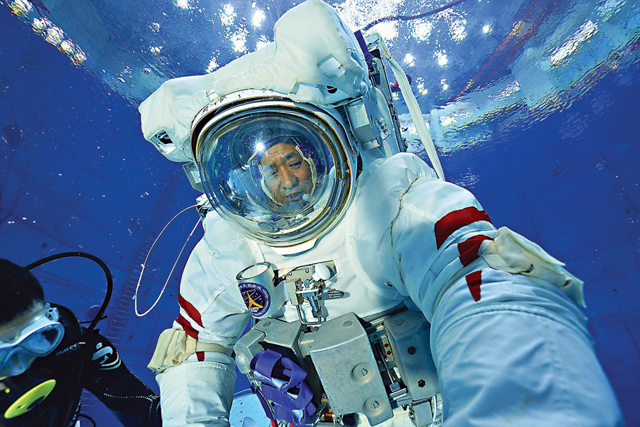 穿水下訓練服    (新華社)