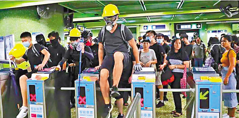 ●前年黑暴肆虐期間，不少暴徒在港鐵站公然犯法「跳閘」拒付車資。 資料圖片