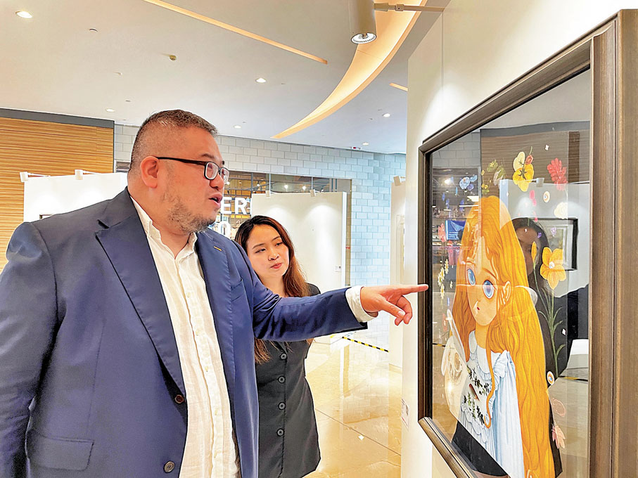 ●王偉明介紹喜歡的藝術品。