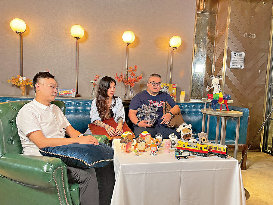 ●王偉明（右一）錄製自媒體視頻，和兩位嘉賓探討了不同年代港人喜歡的潮流玩具。