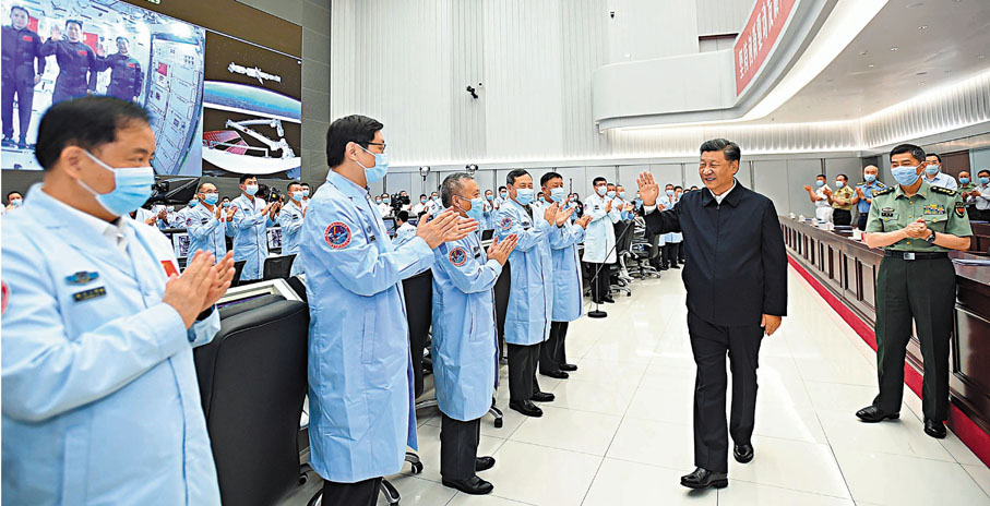 ●通話結束後，習近平向現場參試人員表示慰問。 新華社