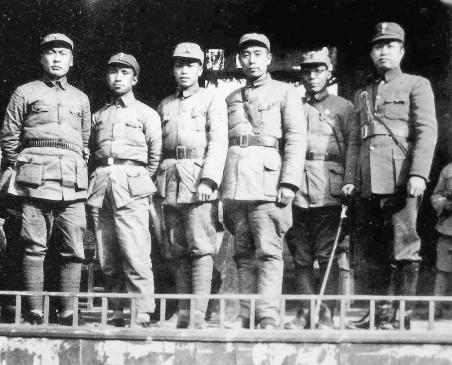 ●周恩來與包含葉挺在內的新四軍主要領導合影（左起：陳毅、粟裕、傅秋濤、周恩來、袁國平、葉挺）。 資料圖片