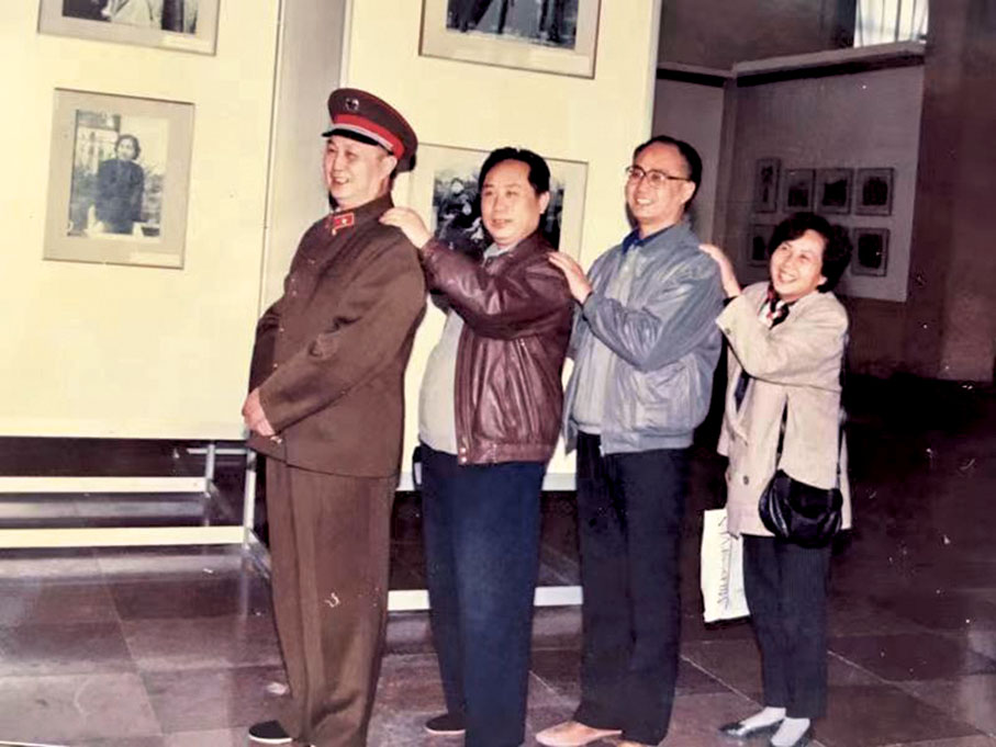 ●1988年，葉家兄妹參加葉挺將軍攝影作品展覽（左起：葉正大、葉正明、葉華明、葉劍眉）。 受訪者供圖