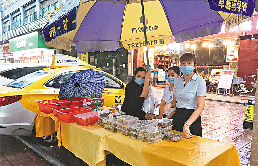 ●有餐飲店在路邊擺攤賣菜，但客人極少。 香港文匯報記者敖敏輝  攝