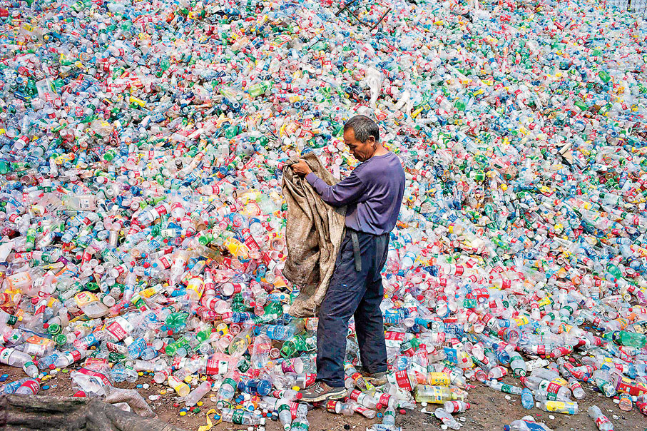 ● 塑膠製品如水樽等會脫落微粒，影響生態環境。 資料圖片