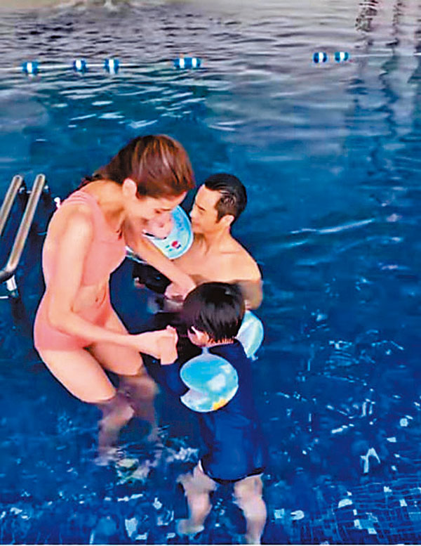 ● 陳凱琳一家四口在酒店玩樂。