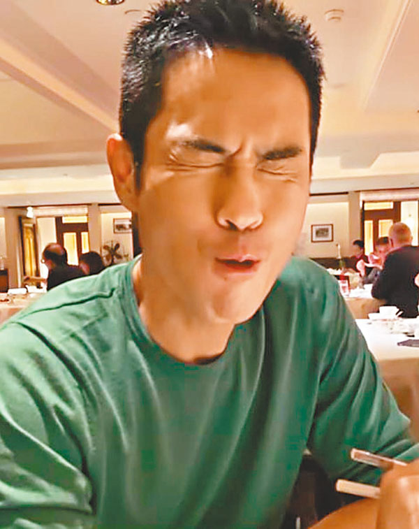 ● 嘉穎以誇張表情逗太太開心。