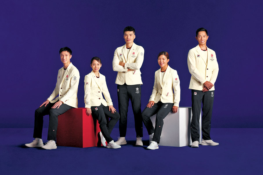 ●出戰奧運的港隊代表穿上新制服拍攝，展現鬥志和決心。左起為劍擊港隊代表蔡俊彥、 空手道港隊代表劉慕裳、劍擊港隊代表張小倫、滑浪風帆港隊代表陳晞文和鄭俊樑。