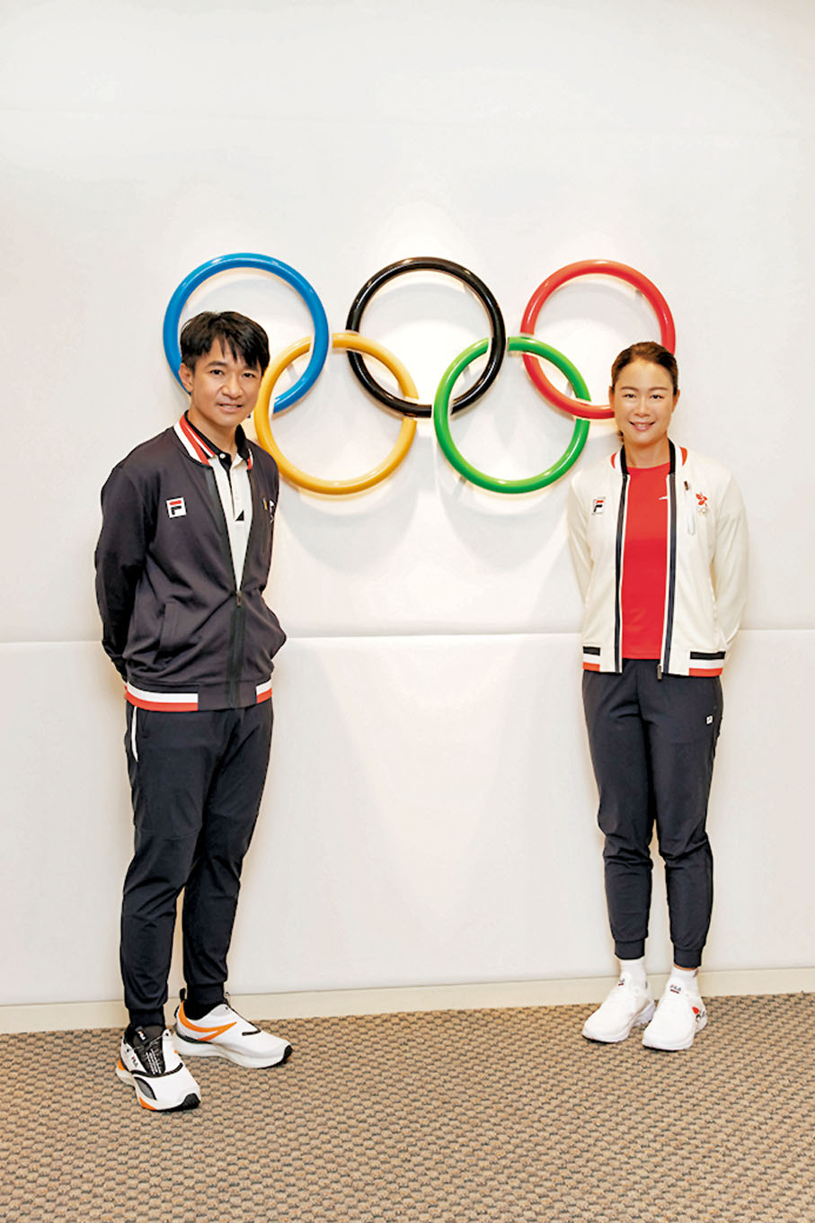 ●李嘉文（右）和黃金寶亦於宣傳中現身替港隊打氣。