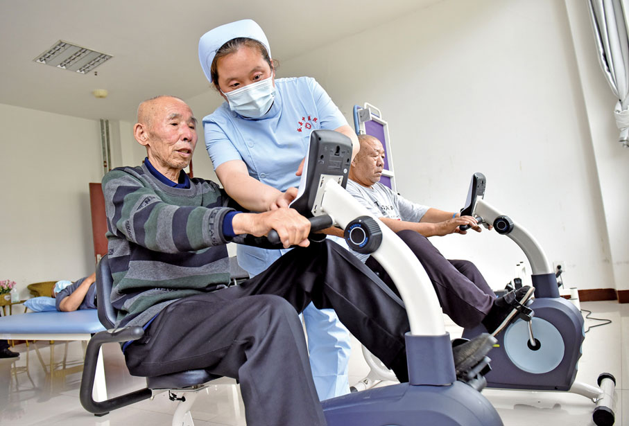 ● 河北威縣醫養綜合示範基地的醫護人員指導老人進行康復訓練。新華社