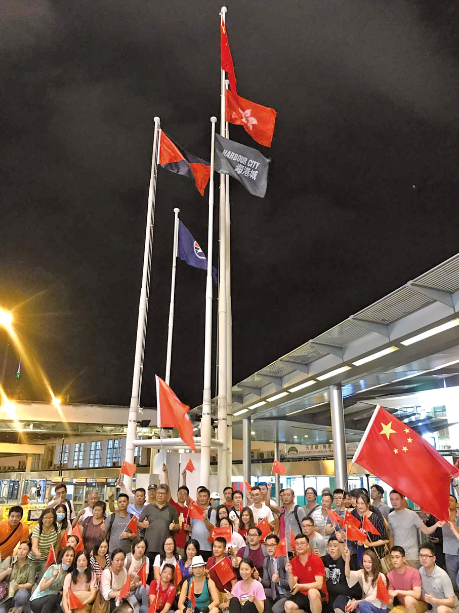 ● 2019年8月5日晚上，李國昌組織愛國愛港義工一起捍衛五星紅旗，維護國家尊嚴。