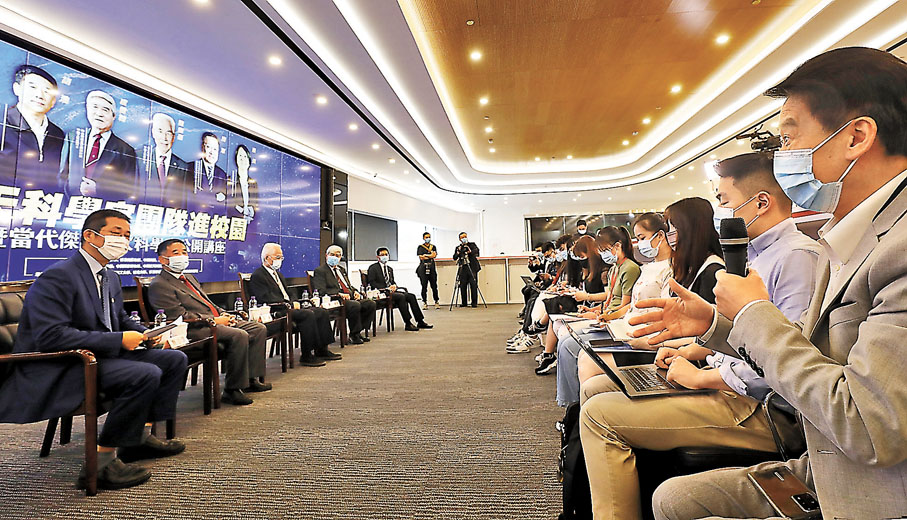 ●航天科學家團隊昨日分兩場接受媒體集體訪問，圖為第一場，左起：趙小津、胡浩、龍樂豪、戚發軔、王亞軍。 香港文匯報記者 攝