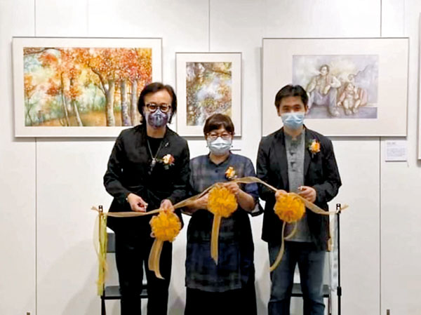 ●胡燕青（中）6月初於畫好香港畫廊舉辦畫展。