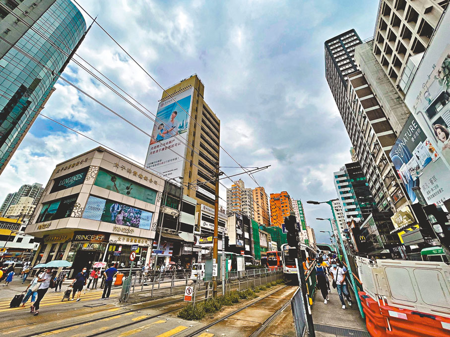 ●元朗區集歷史文化和熱鬧街區於一身，社區配套成熟，樓價在新界西北中居於領導地位。圖為元朗大馬路。