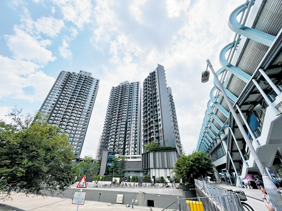 ●港鐵朗屏站沿線項目朗城匯。