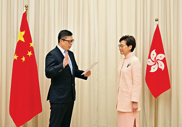 ●新任保安局局長鄧炳強宣誓就職。