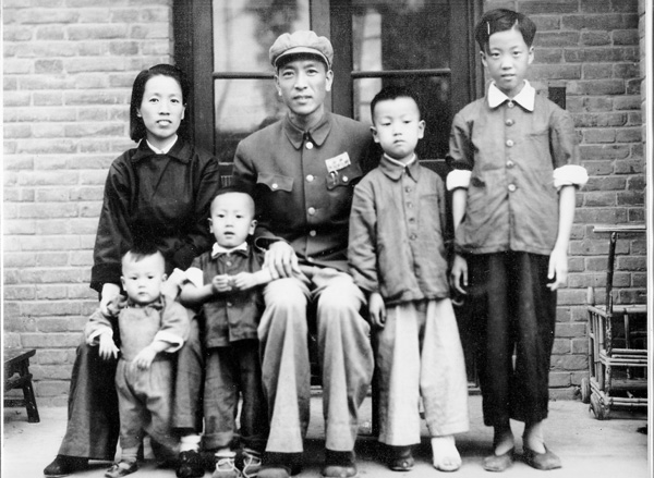 ●1950年,耿飈、趙蘭香夫婦與孩子們的全家福。 受訪者供圖