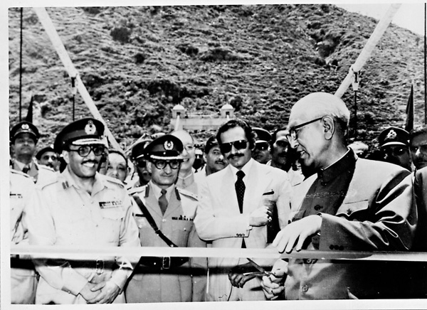 ●1978年,中巴公路竣工,耿飈與巴基斯坦齊亞·哈克將軍剪綵。 受訪者供圖