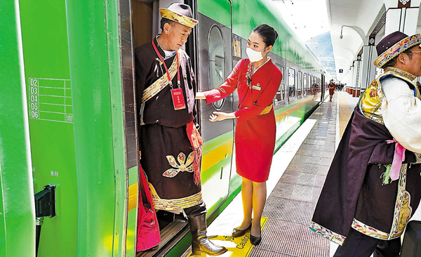 ● 昨日，復興號高原內電雙源動車組抵達林芝站，乘客陸續下車。  新華社