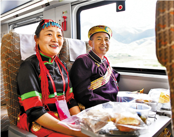 ● 昨日搭復興號的乘客。 新華社