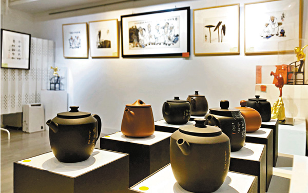 ●《總有些開心事》共展出劉勇十二幅畫作以及「建水紫陶」的茶壺。 陳苡楠 攝