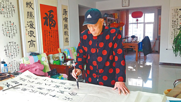 ●何申不僅是作家，還是書法家。 作者供圖